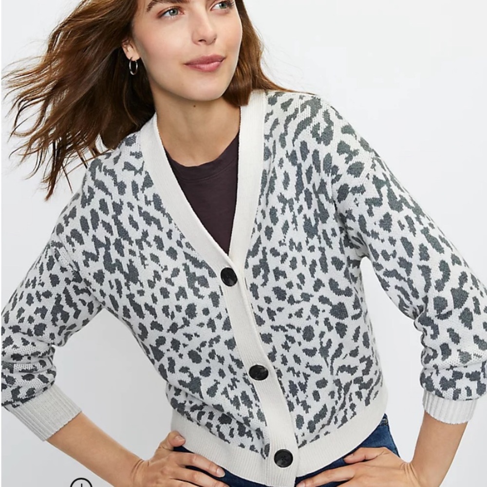 LOFT cropped leopard print v-neck cardigan‎ size xs, 100% cotton